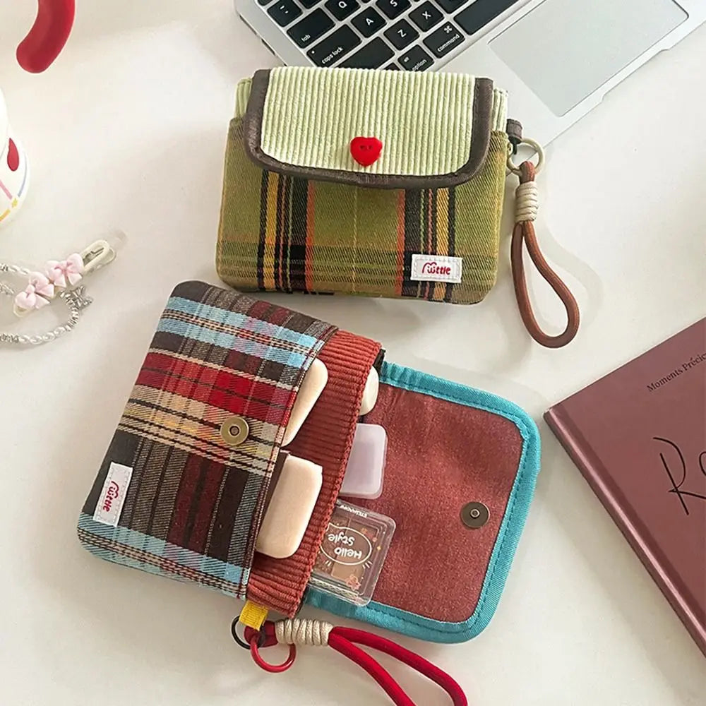 porte monnaie multi usages tissu pliable couleurs vert rouge moderne étui smartphone bouteille parfum