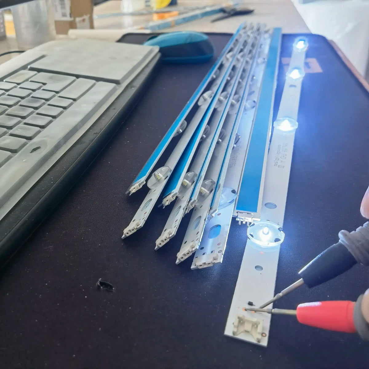 bande led blanc moderne connecteurs fixations téléviseur led remplacement blanc mat