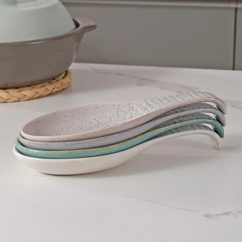 Repose-cuillère céramique vert dans une cuisine élégante
