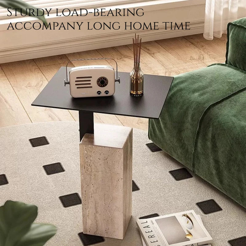 table basse moderne minimaliste marbre noir radio vintage vase couverts