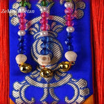 écharpe décorative ethnique brodée couleurs vives motifs floraux pompons traditionnelle intérieur temple