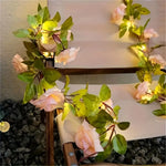 décoration intérieure guirlande lumineuse fleurs roses feuillage vert mariage romantique festive polyester led piles
