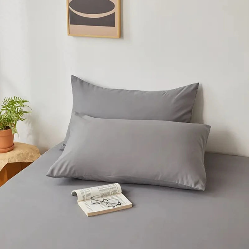 taies d'oreiller lisses polyester coton gris bleu rose blanc modernes literie décoration chambre voyage