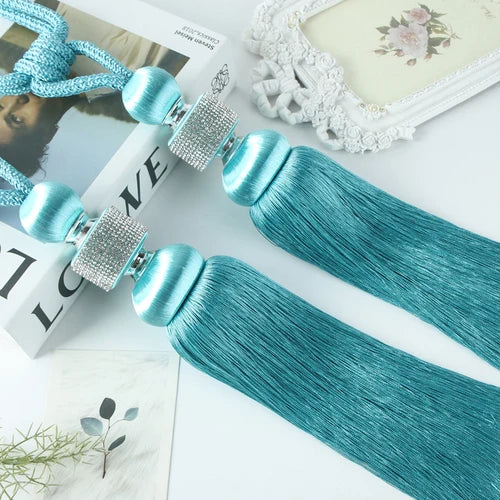 pompons rideaux modernes bleu doré rose attaches cordons élégants décoration salon