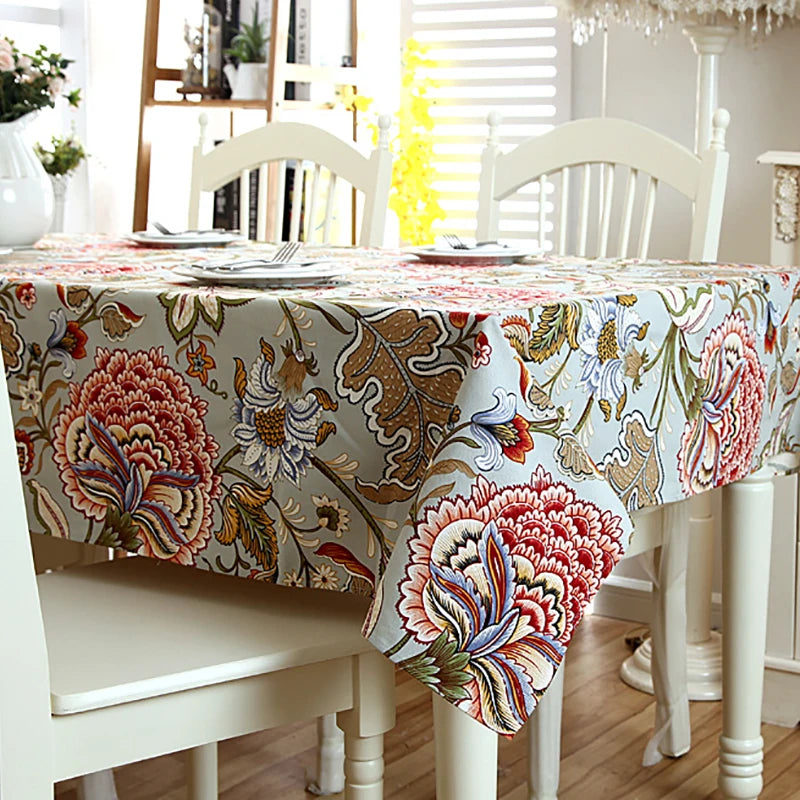 Élégante nappe florale ornée de motifs colorés et dynamiques, donnant à la pièce une atmosphère chaleureuse et invitante.
