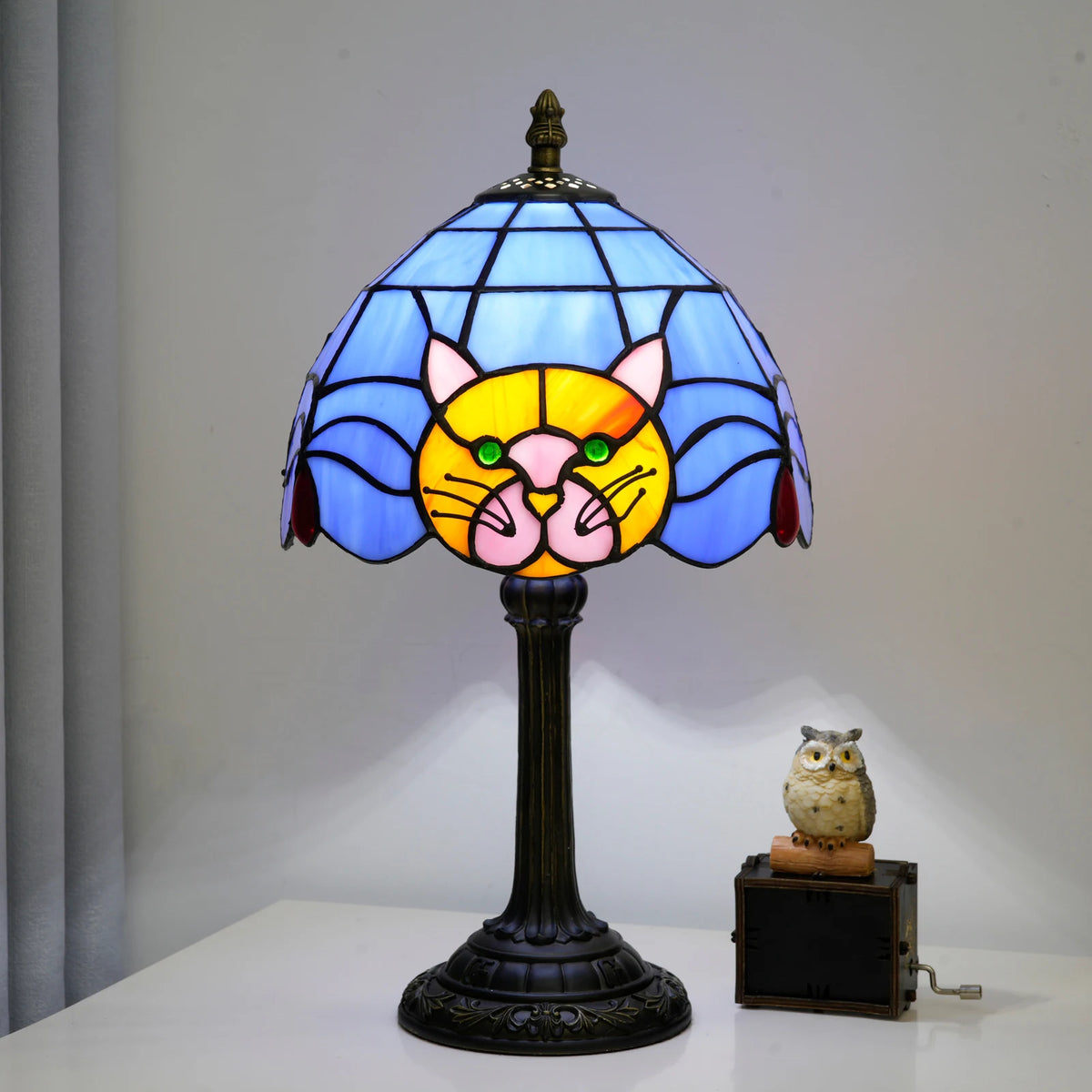 lampe table tiffany vitrail chat noir blanc contemporain interrupteur bouton stained glass