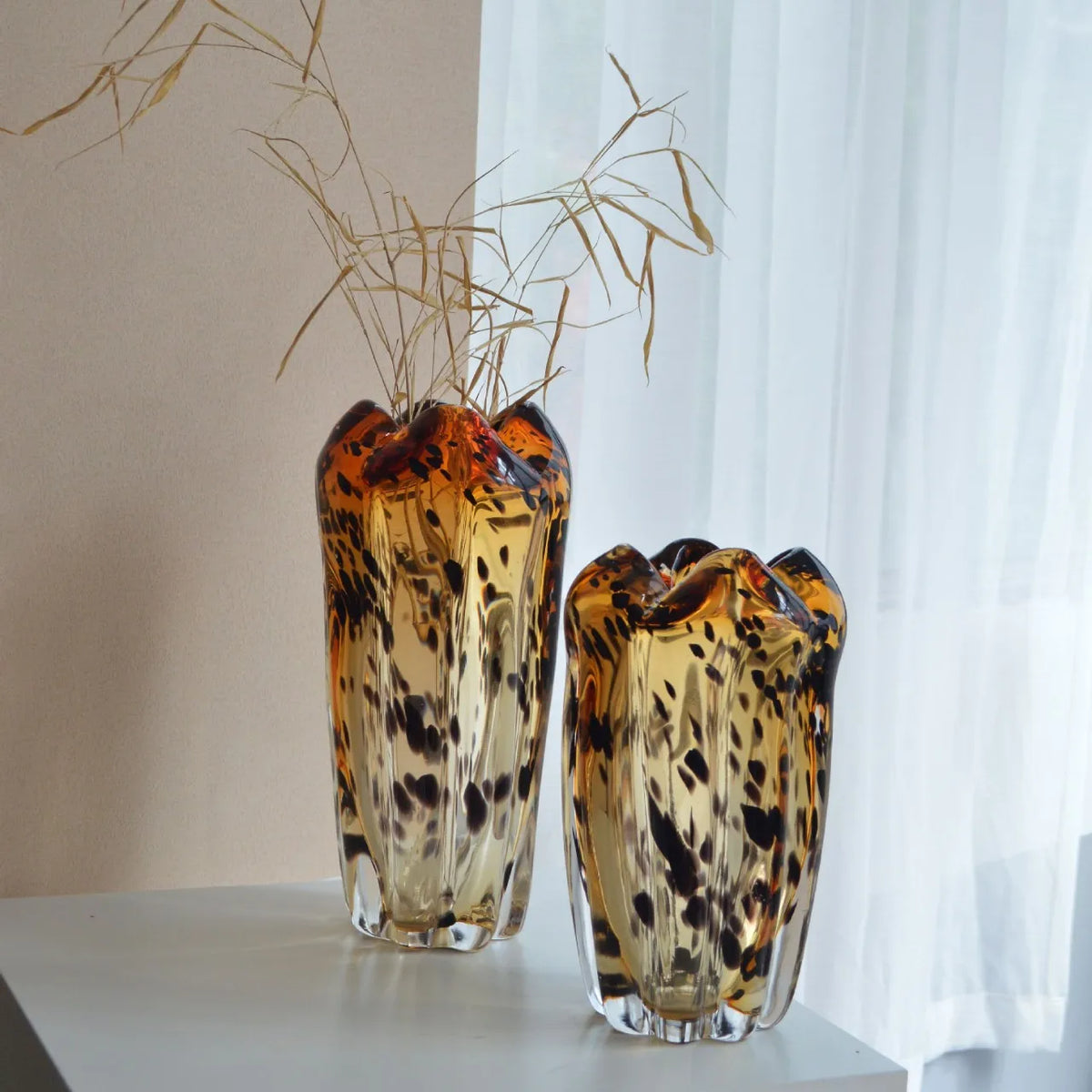 vase moderne opaques marbré taches noires marron noir beige décoration table arrangement floral