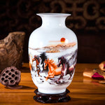 Un magnifique vase décoré de chevaux galopant dans un paysage de montagnes à couper le souffle, créant une scène captivante.