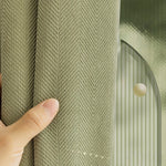 Rideau occultant noir grand format suspendu au plafond dans un salon