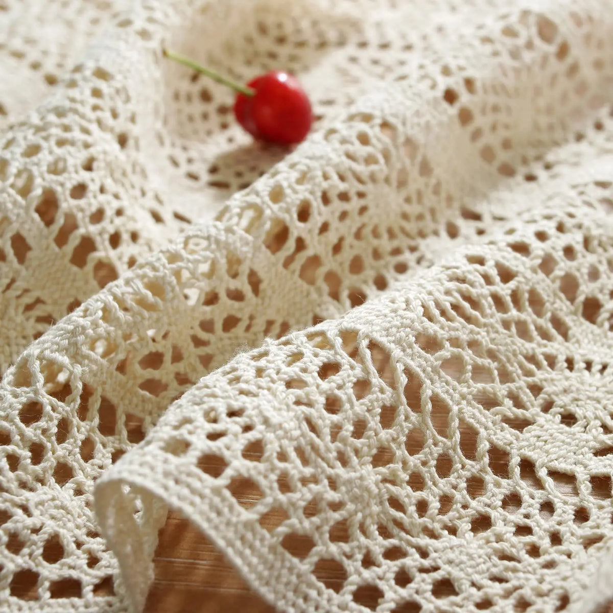 nappe bohème dentelle motif floral franges transparente champêtre rustique table décoration