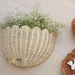 panier mural tressé imitation rattan anneaux métalliques rangement moderne rustique fleurs artificielles decoration