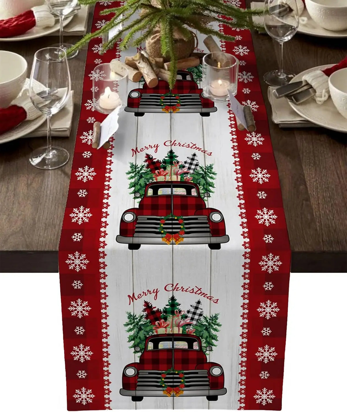 Une table de Noël élégante avec un chemin de table décoré de camions vintage rouges transportant des sapins et des cadeaux, créant une ambiance festive et chaleureuse.