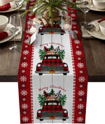 Une table de Noël élégante avec un chemin de table décoré de camions vintage rouges transportant des sapins et des cadeaux, créant une ambiance festive et chaleureuse.