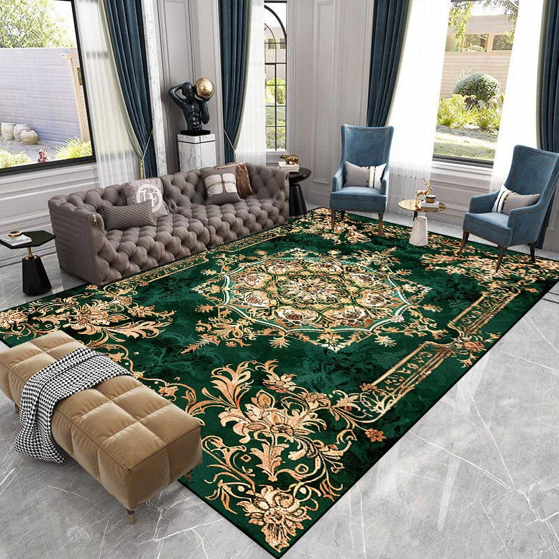 Un élégant tapis de sol en velours vert avec de riches motifs dorés ornementaux, qui crée une atmosphère luxueuse et sophistiquée dans ce salon spacieux et lumineux.