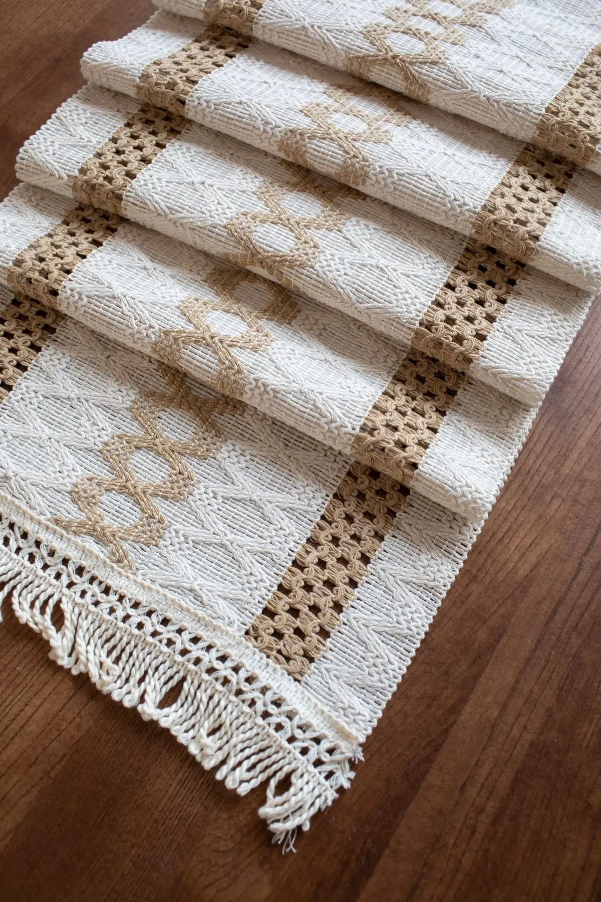 chemin table rustique motif géométrique pompons colorés tissage coton polyester farmhouse decoration