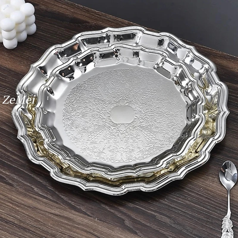 assiettes ovales or argent poignées texture fine élégantes classiques présentation desserts maison
