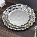 assiettes ovales or argent poignées texture fine élégantes classiques présentation desserts maison