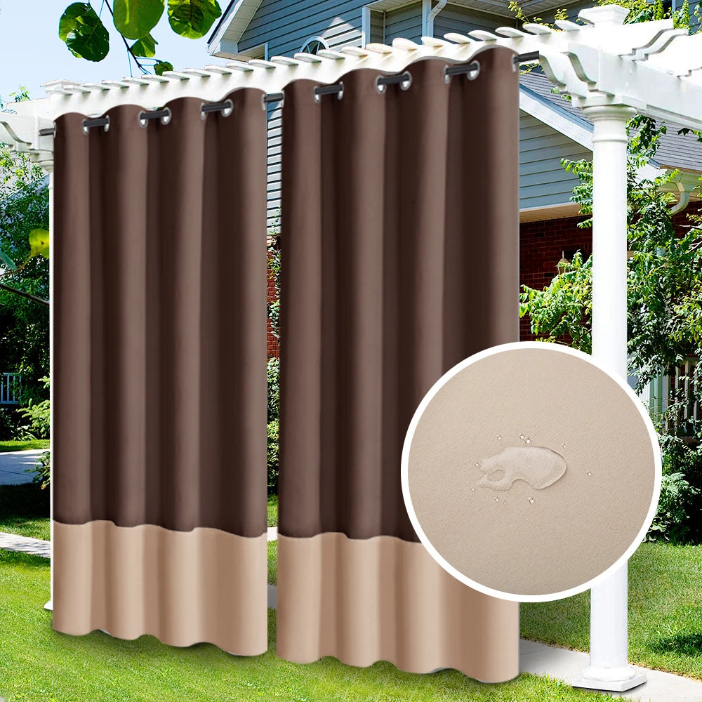 Rideaux extérieurs bicolores marron et beige avec finition imperméable, accrochés à une pergola blanche dans un jardin.