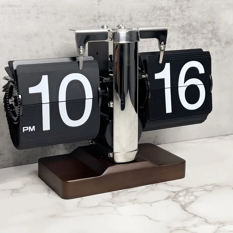 horloge flip vintage métal noir blanc argenté chiffres blancs rétro moderne chambre salon decoration