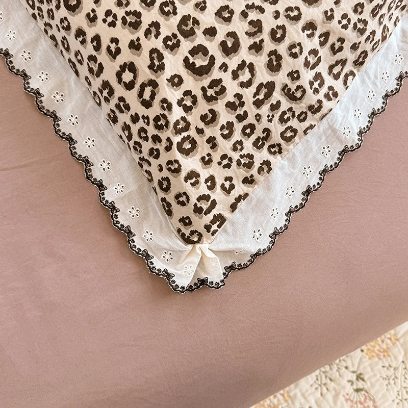 housse coussin léopard dentelle maison lit hospitalière polyester respectueux environnement classique romantique