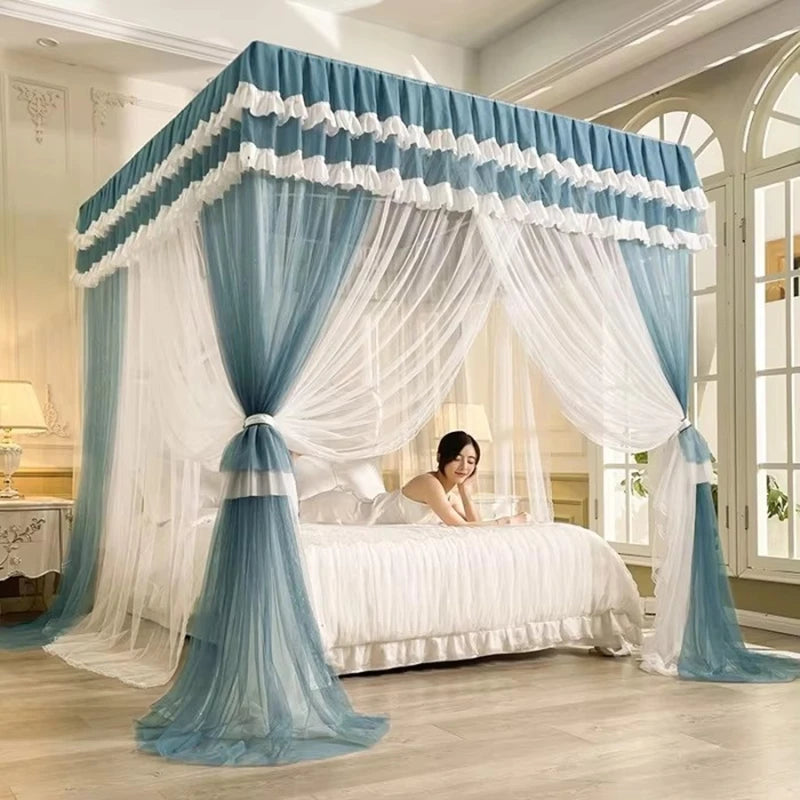 Une magnifique chambre à coucher ornée de rideaux luxueux bleu ciel et blancs, créant une atmosphère romantique et apaisante.