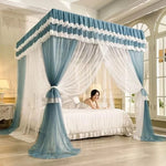 Une magnifique chambre à coucher ornée de rideaux luxueux bleu ciel et blancs, créant une atmosphère romantique et apaisante.