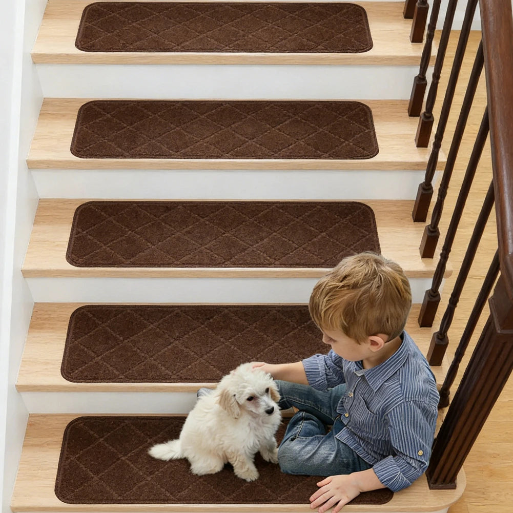 tapis d'escalier marron foncé antidérapant texture géométrique moderne intérieur adhésif polyester flocage resistant decolorementation