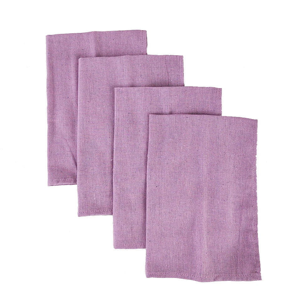 Serviettes de table en lin mauve de différentes tailles, parfaites pour décorer une table élégante.