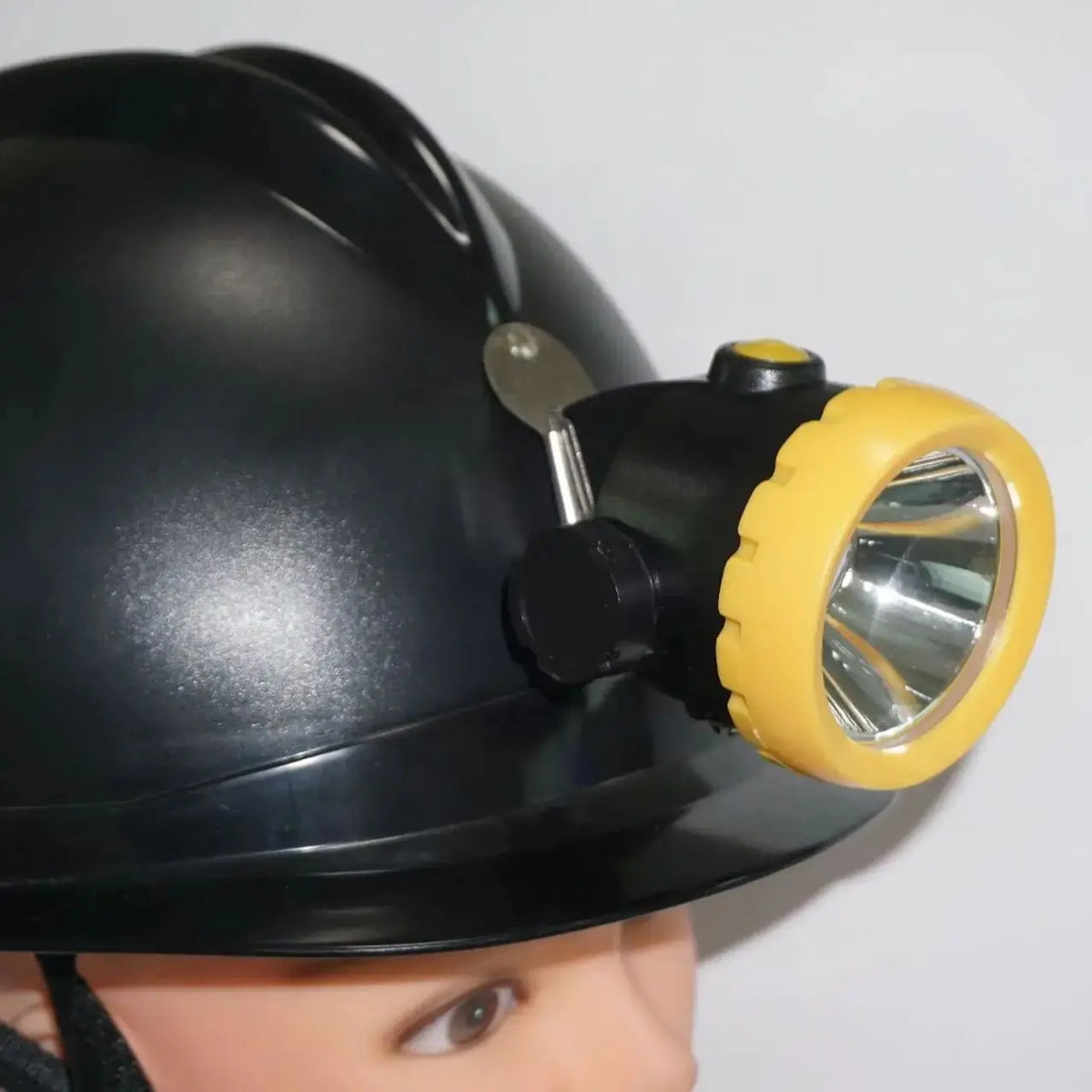 lampe frontale rechargeable jaune noire mat pratique robuste clip chargeur ceinture