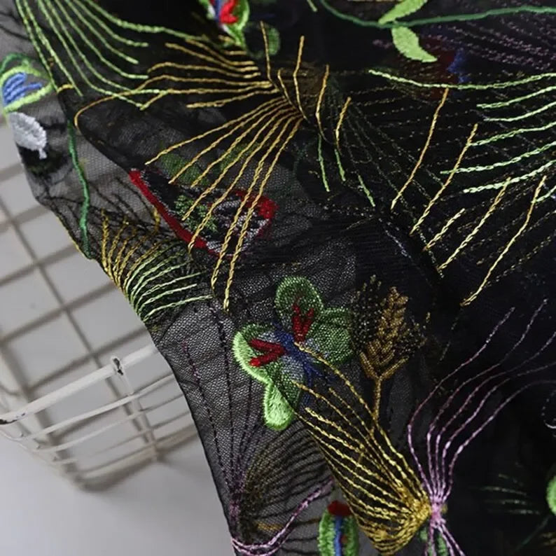 tissu brodé floral papillons couleurs vives transparent fond texturé motifs floraux élégants