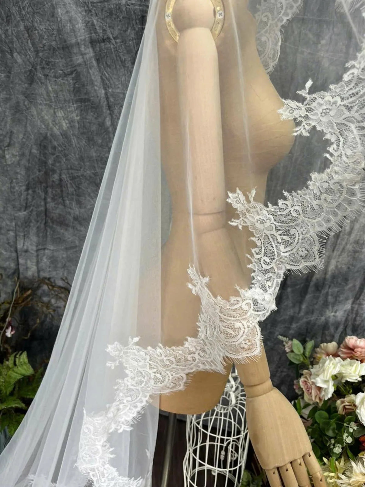 voile mariée dentelle blanc motifs floraux bord festonné classique élégant translucide