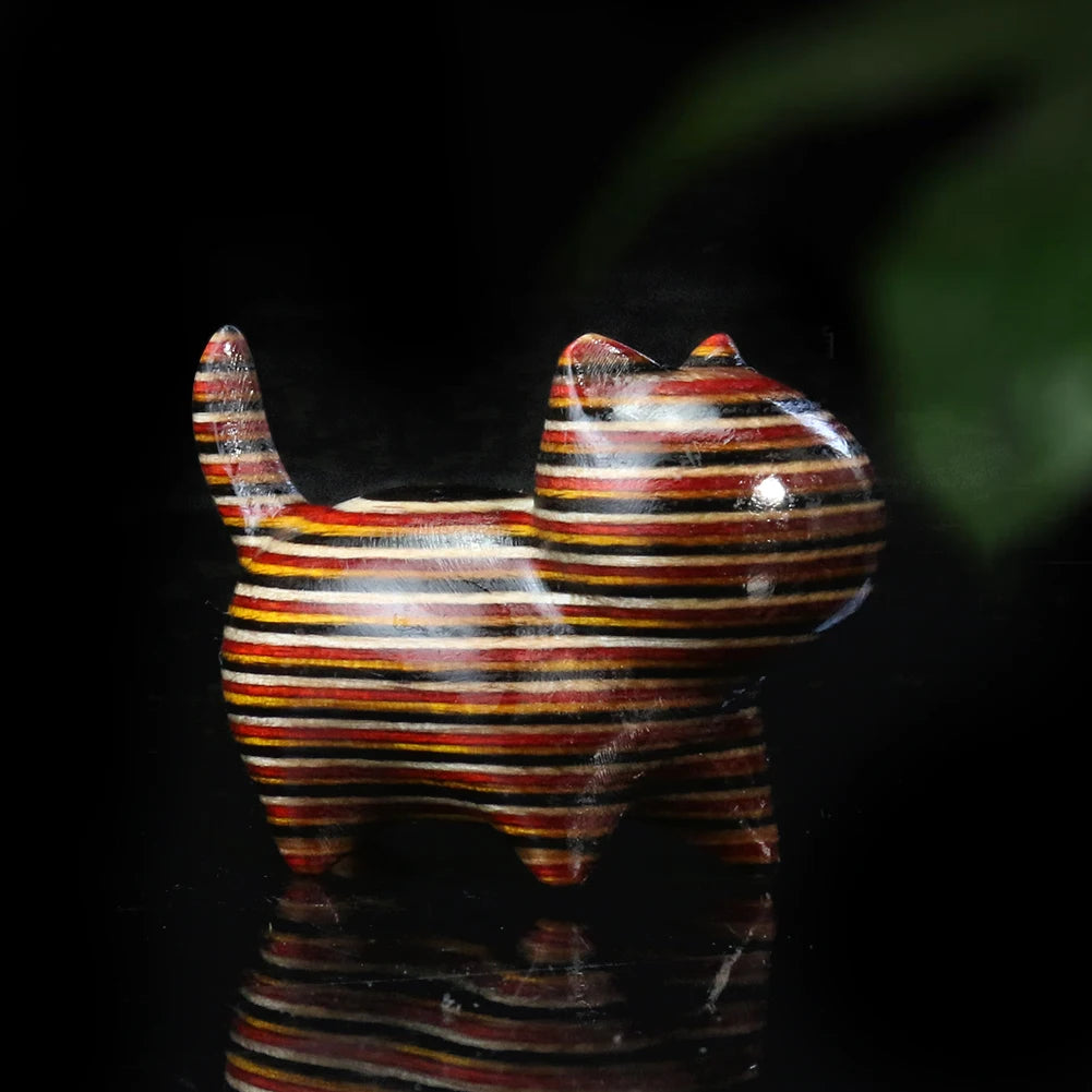 figurines chats bois artisanal rouge orange jaune rayures horizontales opaques décoration animal compagnie