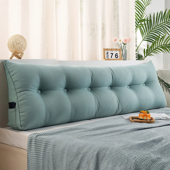 Oreiller de tête de lit lavable en chenille douce blanc sur un lit