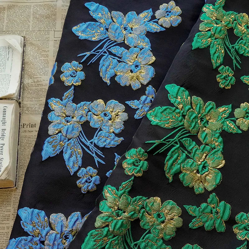 tissu polyester brodé fleurs relief noir vert bleu doré résistant opacité jacquard 165cm fleuri