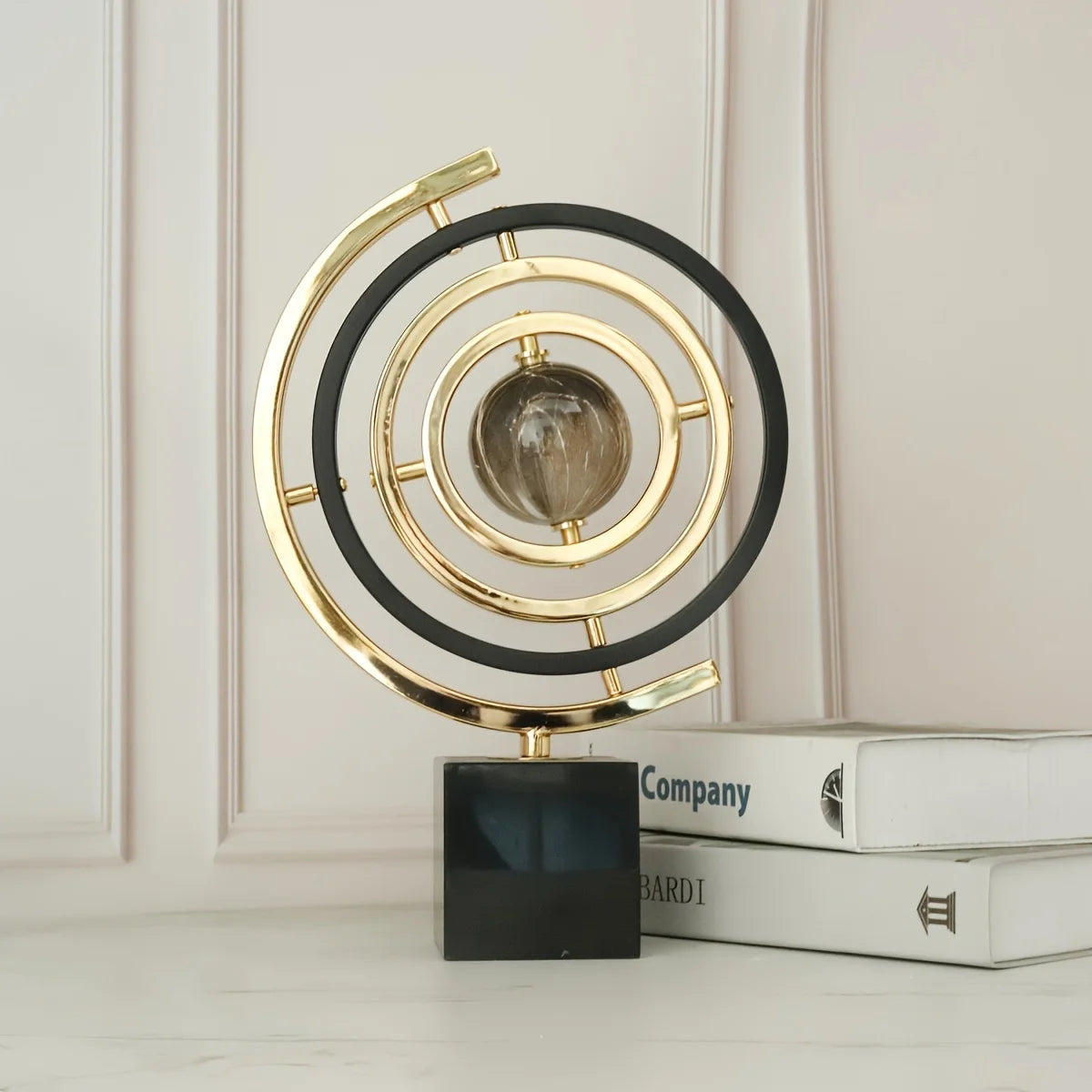 sphère artificielle moderne marbrée dorée noire décoration intérieure base carrée geometrique