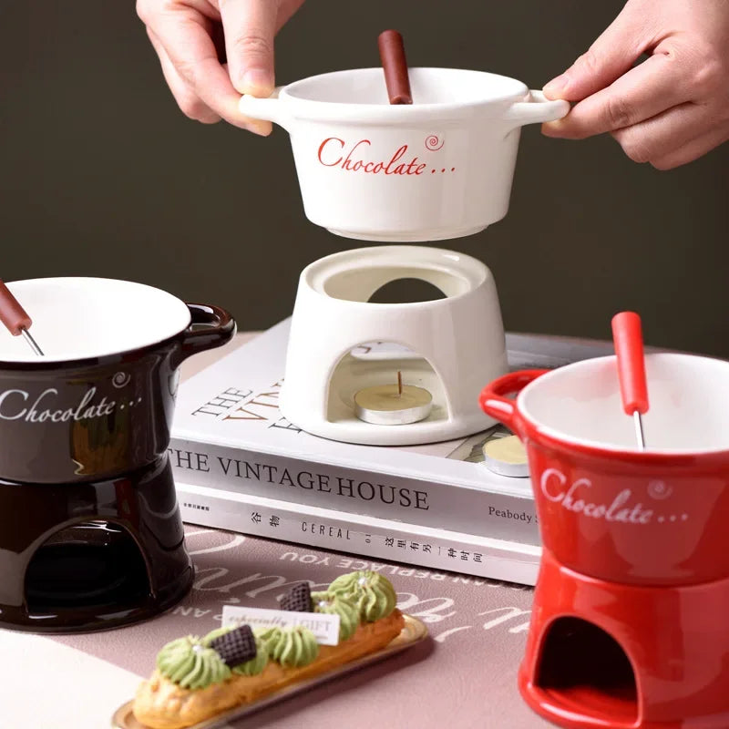 fondue chocolat moderne tasses lait rouge noir blanc cuillère bougie