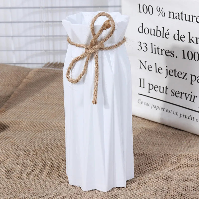 vases décoratifs modernes plissés fleurs artificielles couleurs variées salon minimaliste