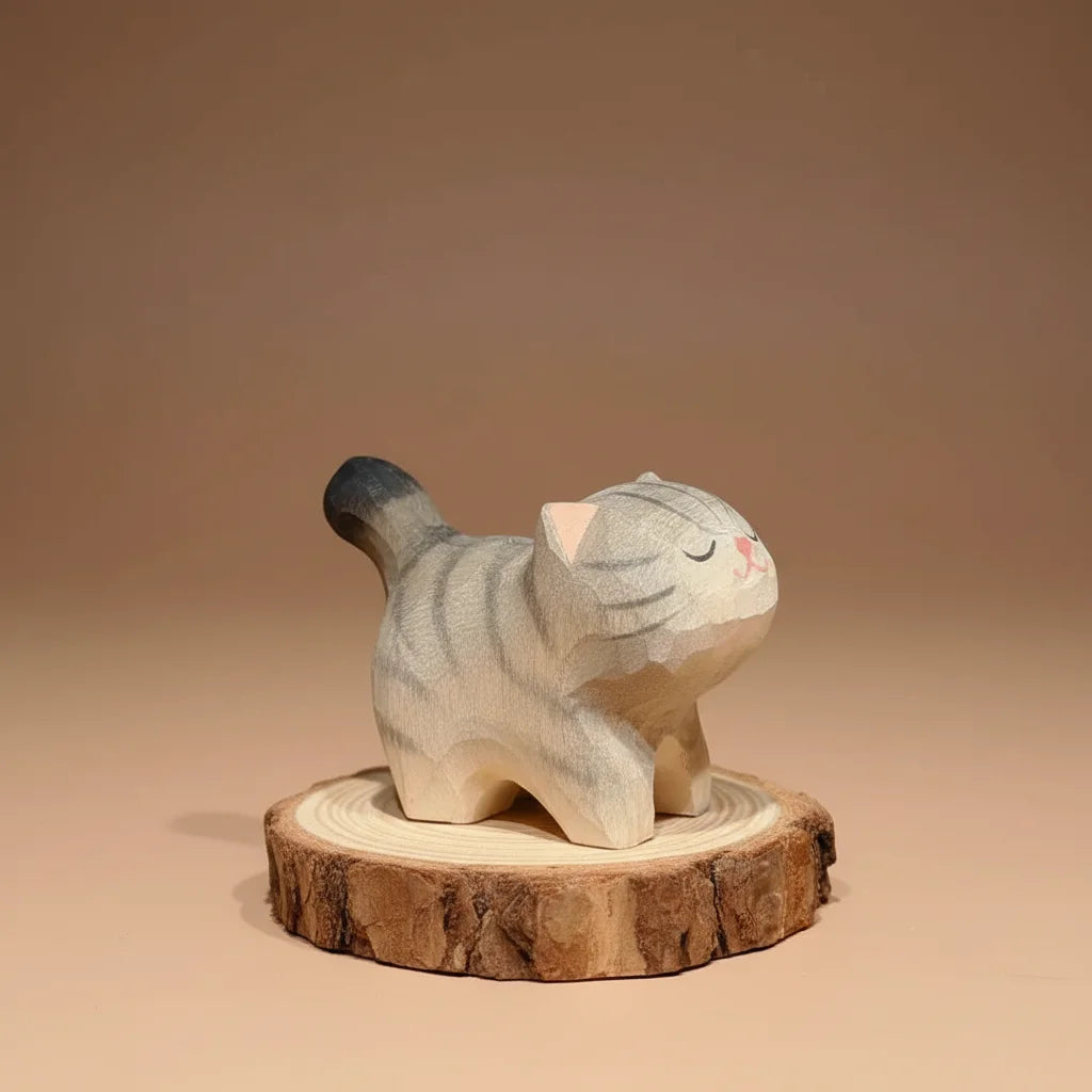 statue moderne chat marron clair bois sculpté décoration intérieure minimaliste aspect géométrique