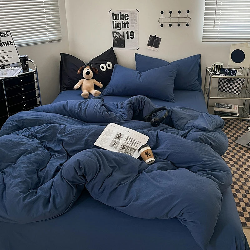 Housse de couette bleue avec accessoires de décoration complémentaires