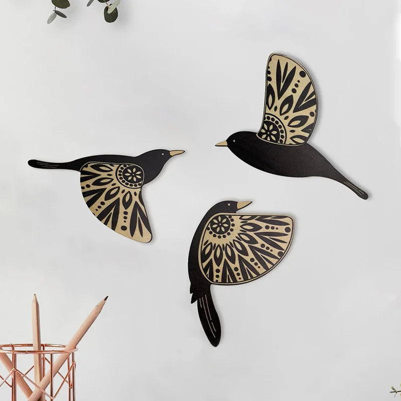 décoration murale oiseaux bois noir motifs floraux artisanal salon chambre