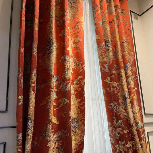 Rideaux à motifs exotiques de 270 cm de hauteur encadrant une grande fenêtre, dans un intérieur élégant au style classique européen.