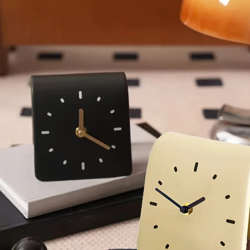 horloge moderne minimaliste acrylique arborée batteries AA points noirs crème noir