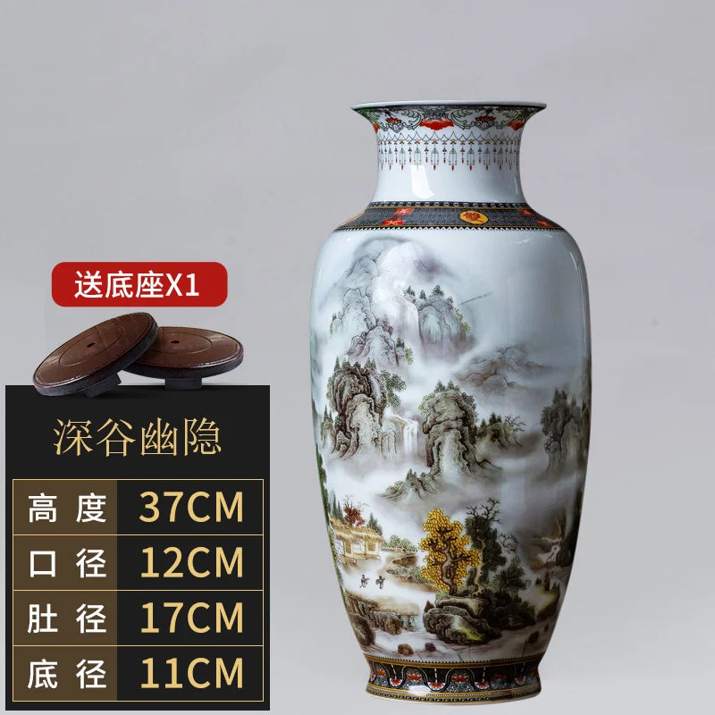 Vase en porcelaine décoré d'un paysage montagneux enveloppé de nuages, avec des éléments floraux et une base ornementée.