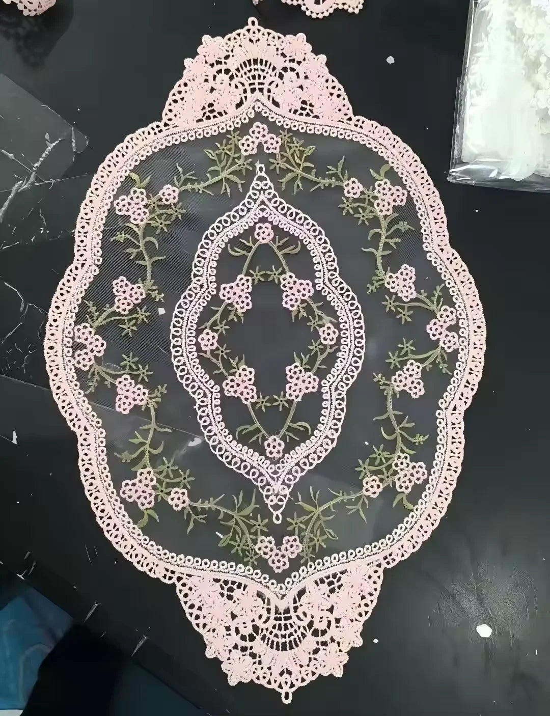 dentelle rose vintage tapis ovale floral brodé transparent romantique table erotique
