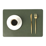 serviettes table moderne bleu marine vert foncé texture cuir minimaliste respectueux environnement opaques