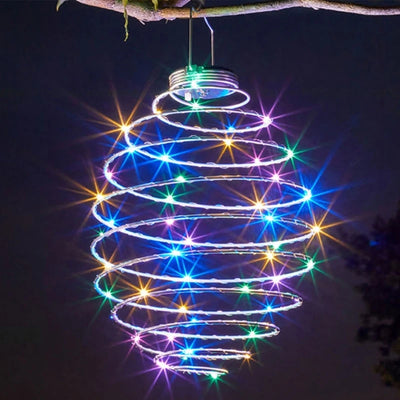 Lanterne solaire spirale jaune suspendue dans un jardin