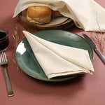 serviettes tissu texturé beige crème assiettes décorations table fêtes mariageextérieur