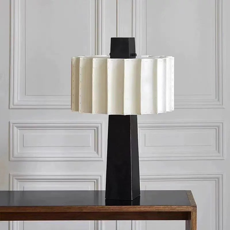 lampe table moderne noire blanche diffuseur tissu rayures horizontales