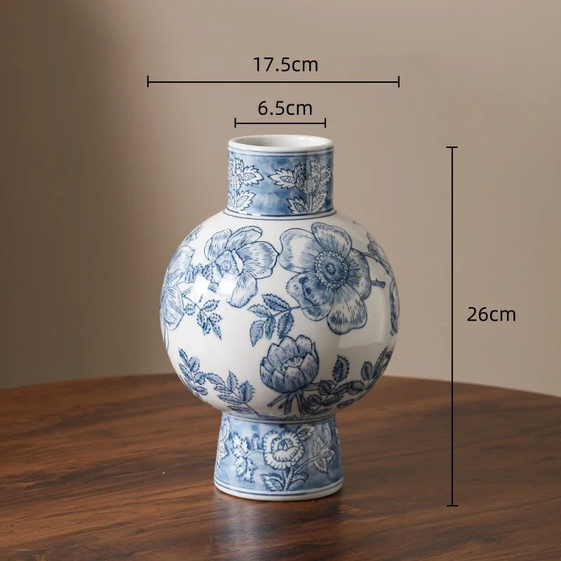 vase porcelaine chinois blanc bleu fleurs feuilles oiseaux géométrique classique floral table decoration