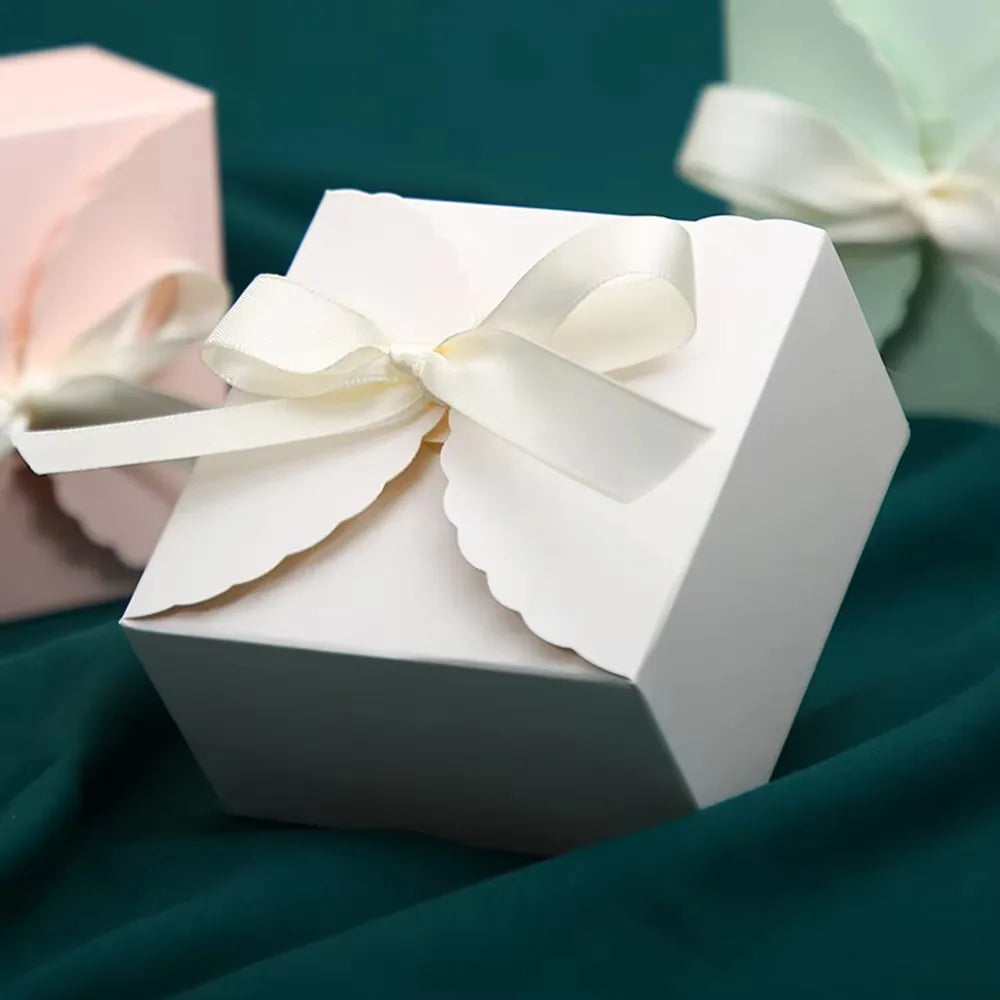 boîtes cadeaux mariage anniversaire noël blanc rose vert papier kraft bordure ondulée ruban blanc